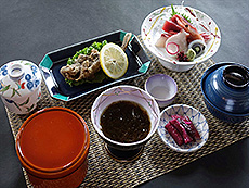 刺身やまべから揚げ定食